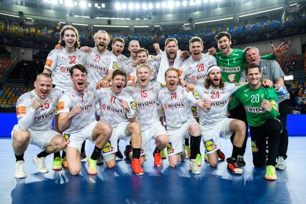 Sport Bilder des Tages 210127 Players of Denmark celebrate with a team group, Mannschaftsbild, Totale photo after the 2021 IHF World Handball Championship quarter-final match between Denmark and Egypt on January 27, 2021 in Cairo. Photo: Mathias Bergeld BILDBYRAN COP 200 MB0110 handball handboll handball bbeng vm handball-vm handbolls-vm ihf handball World Championship, WM, Weltmeisterschaft world handball championship 2021 world championship 2021 denmark danmark egypt egypten quarterfinal quarter-final kvartsfinal quarter-finals jubel Copyright: MATHIASxBERGELD BB210127MB100