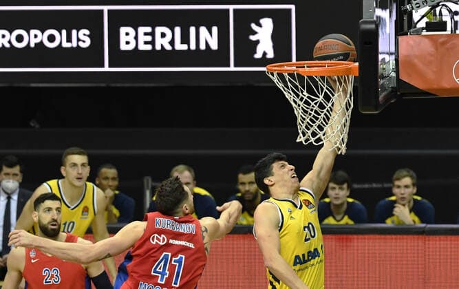 Basketball, Herren, Saison 2020 2021, EuroLeague (22. Spieltag), Alba Berlin - ZSKA Moskau, v.l. Nikita Kurbanov (ZSKA Moskau), Simone Fontecchio (Alba Berlin), 27.01. 2021, Copyright: xSebastianxRäppoldx xMatthiasxKox