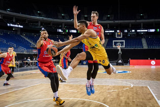 Basketball Berlin 27.01.2021 Saison 2020 2021 Euroleague Regualar Season Alba Berlin vs ZSKA Moskau Maodo Lo (Alba Berlin, No.00) Johannes Voigtmann (Moskau, No.17) Joel Bolomboy (Moskau, No.03)