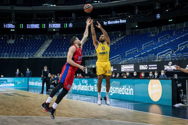 Basketball Berlin 27.01.2021 Saison 2020 2021 Euroleague Regualar Season Alba Berlin vs ZSKA Moskau Jayson Granger (Alba Berlin, No.33) Nikita Kurbanov (Moskau, No.41)