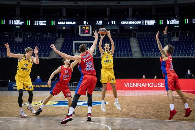 Basketball Berlin 27.01.2021 Saison 2020 2021 Euroleague Regualar Season Alba Berlin vs ZSKA Moskau Marcus Eriksson (Alba Berlin, No.08) Nikola Milutinov (Moskau, No.33)