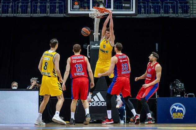 Basketball Berlin 27.01.2021 Saison 2020 2021 Euroleague Regualar Season Alba Berlin vs ZSKA Moskau Ben Lammers (Alba Berlin, No.50) Nikola Milutinov (Moskau, No.33) Janis Strelnieks (Moskau, No.13)