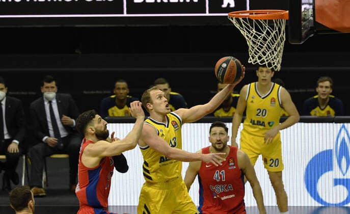 Basketball, Herren, Saison 2020 2021, EuroLeague (22. Spieltag), Alba Berlin - ZSKA Moskau, v.l. Tornike Shengelia (ZSKA Moskau), Luke Sikma (Alba Berlin), Nikita Kurbanov (ZSKA Moskau), 27.01. 2021, Copyright: xSebastianxRäppoldx xMatthiasxKox