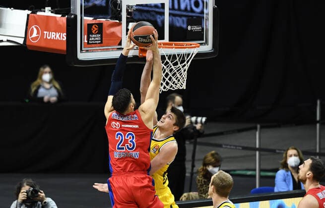 Basketball, Herren, Saison 2020 2021, EuroLeague (22. Spieltag), Alba Berlin - ZSKA Moskau, v.l. Tornike Shengelia (ZSKA Moskau), Ben Lammers (Alba Berlin), 27.01. 2021, Copyright: xSebastianxRäppoldx xMatthiasxKox