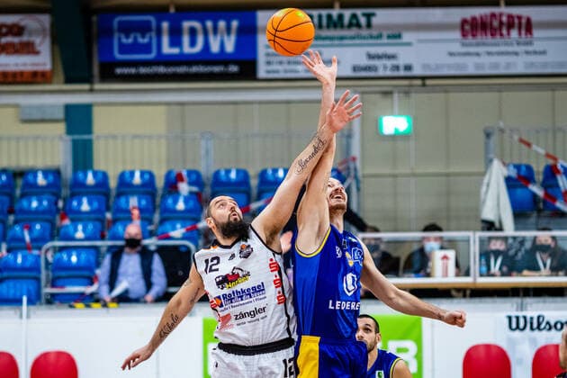 Djordje Pantelic ( 12 BSW Sixers), Daniel Mayr ( 42 EN Baskets Schwelm) waehrend der Saison 2020-21 (Herren) in der Barmer Bundesliga ProB zwischen BSW Sixers und EN Baskets Schwelm in der Ballsporthalle Sandersdorf am 27. January 2021 in Sandersdorf, Sachsen Anhalt, Deutschland