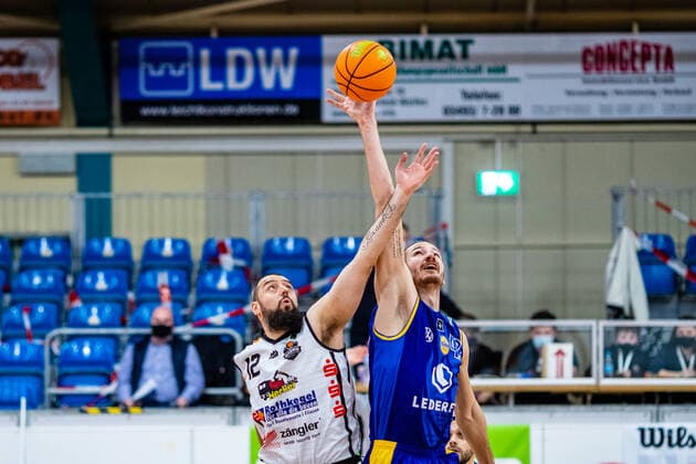 Djordje Pantelic ( 12 BSW Sixers), Daniel Mayr ( 42 EN Baskets Schwelm) waehrend der Saison 2020-21 (Herren) in der Barmer Bundesliga ProB zwischen BSW Sixers und EN Baskets Schwelm in der Ballsporthalle Sandersdorf am 27. January 2021 in Sandersdorf, Sachsen Anhalt, Deutschland