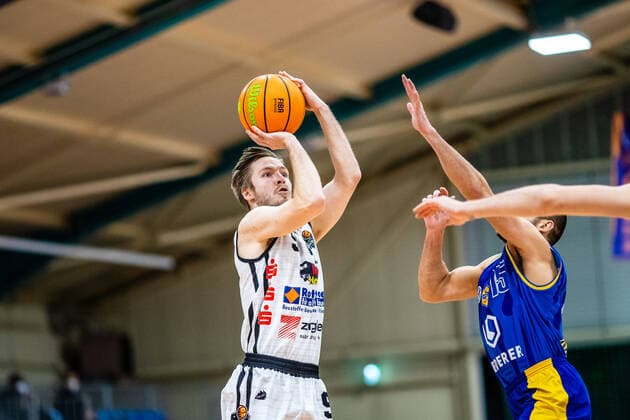 Lucien Schmikale ( 9 BSW Sixers), Milen Zahariev ( 15 EN Baskets Schwelm) waehrend der Saison 2020-21 (Herren) in der Barmer Bundesliga ProB zwischen BSW Sixers und EN Baskets Schwelm in der Ballsporthalle Sandersdorf am 27. January 2021 in Sandersdorf, Sachsen Anhalt, Deutschland