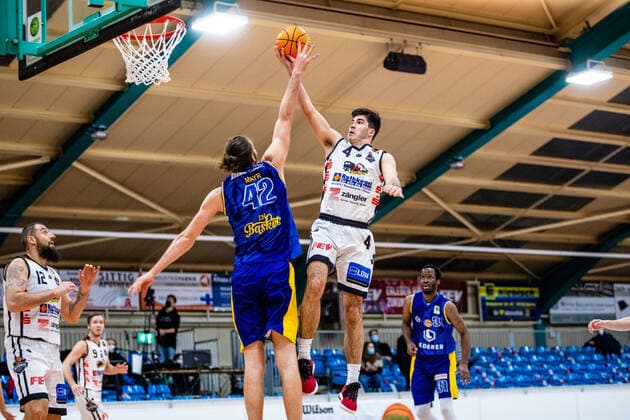 Martin Jelic ( 4 BSW Sixers), Daniel Mayr ( 42 EN Baskets Schwelm) waehrend der Saison 2020-21 (Herren) in der Barmer Bundesliga ProB zwischen BSW Sixers und EN Baskets Schwelm in der Ballsporthalle Sandersdorf am 27. January 2021 in Sandersdorf, Sachsen Anhalt, Deutschland