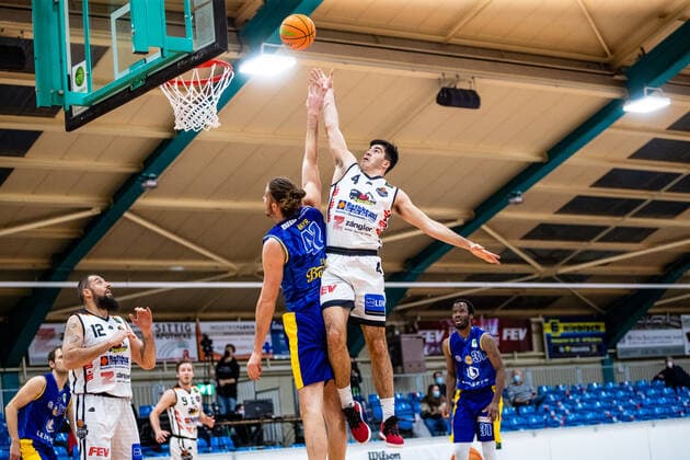 Martin Jelic ( 4 BSW Sixers), Daniel Mayr ( 42 EN Baskets Schwelm) waehrend der Saison 2020-21 (Herren) in der Barmer Bundesliga ProB zwischen BSW Sixers und EN Baskets Schwelm in der Ballsporthalle Sandersdorf am 27. January 2021 in Sandersdorf, Sachsen Anhalt, Deutschland