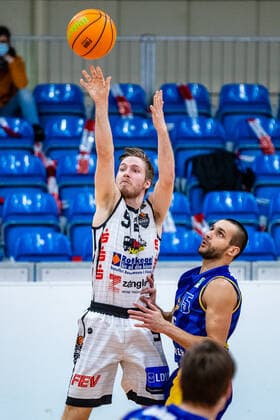 Lucien Schmikale ( 9 BSW Sixers), Milen Zahariev ( 15 EN Baskets Schwelm) waehrend der Saison 2020-21 (Herren) in der Barmer Bundesliga ProB zwischen BSW Sixers und EN Baskets Schwelm in der Ballsporthalle Sandersdorf am 27. January 2021 in Sandersdorf, Sachsen Anhalt, Deutschland