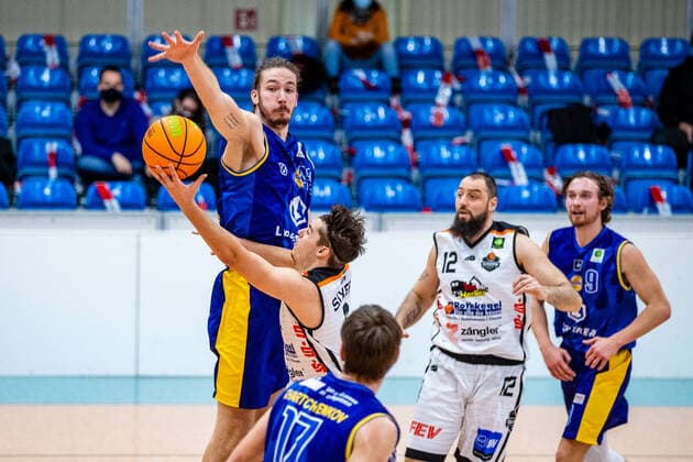 Nemanja Nadjfeji ( 8 BSW Sixers), Daniel Mayr ( 42 EN Baskets Schwelm) waehrend der Saison 2020-21 (Herren) in der Barmer Bundesliga ProB zwischen BSW Sixers und EN Baskets Schwelm in der Ballsporthalle Sandersdorf am 27. January 2021 in Sandersdorf, Sachsen Anhalt, Deutschland