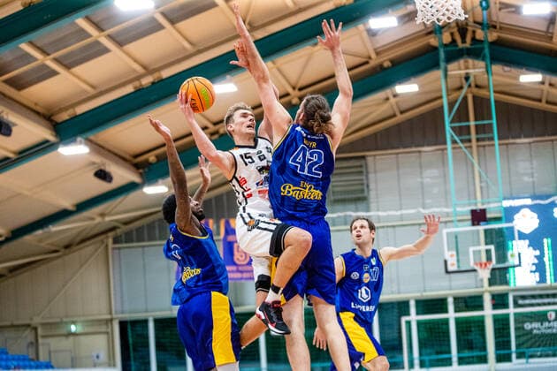 Marco Rahn ( 15 BSW Sixers), Daniel Mayr ( 42 EN Baskets Schwelm) waehrend der Saison 2020-21 (Herren) in der Barmer Bundesliga ProB zwischen BSW Sixers und EN Baskets Schwelm in der Ballsporthalle Sandersdorf am 27. January 2021 in Sandersdorf, Sachsen Anhalt, Deutschland