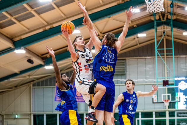 Marco Rahn ( 15 BSW Sixers), Daniel Mayr ( 42 EN Baskets Schwelm) waehrend der Saison 2020-21 (Herren) in der Barmer Bundesliga ProB zwischen BSW Sixers und EN Baskets Schwelm in der Ballsporthalle Sandersdorf am 27. January 2021 in Sandersdorf, Sachsen Anhalt, Deutschland