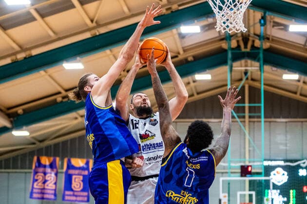 Djordje Pantelic ( 12 BSW Sixers), Daniel Mayr ( 42 EN Baskets Schwelm), Anell Alexis ( 1 EN Baskets Schwelm) waehrend der Saison 2020-21 (Herren) in der Barmer Bundesliga ProB zwischen BSW Sixers und EN Baskets Schwelm in der Ballsporthalle Sandersdorf am 27. January 2021 in Sandersdorf, Sachsen Anhalt, Deutschland