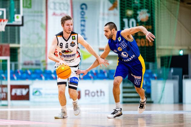 Lucien Schmikale ( 9 BSW Sixers), Milen Zahariev ( 15 EN Baskets Schwelm) waehrend der Saison 2020-21 (Herren) in der Barmer Bundesliga ProB zwischen BSW Sixers und EN Baskets Schwelm in der Ballsporthalle Sandersdorf am 27. January 2021 in Sandersdorf, Sachsen Anhalt, Deutschland