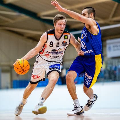 Lucien Schmikale ( 9 BSW Sixers), Milen Zahariev ( 15 EN Baskets Schwelm) waehrend der Saison 2020-21 (Herren) in der Barmer Bundesliga ProB zwischen BSW Sixers und EN Baskets Schwelm in der Ballsporthalle Sandersdorf am 27. January 2021 in Sandersdorf, Sachsen Anhalt, Deutschland