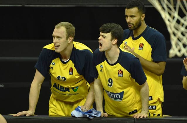Basketball, Herren, Saison 2020 2021, EuroLeague (22. Spieltag), Alba Berlin - ZSKA Moskau, v.l. Luke Sikma (Alba Berlin), Jonas Mattisseck (Alba Berlin), Johannes Thiemann (Alba Berlin), 27.01. 2021, Copyright: xSebastianxRäppoldx xMatthiasxKox