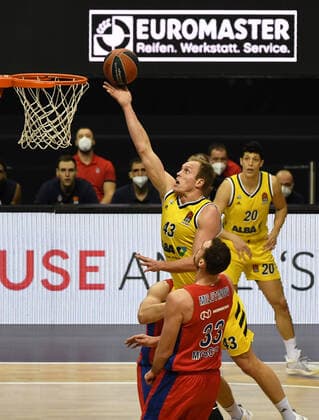 Basketball, Herren, Saison 2020 2021, EuroLeague (22. Spieltag), Alba Berlin - ZSKA Moskau, v.l. Luke Sikma (Alba Berlin), Nikola Milutinov (ZSKA Moskau), 27.01. 2021, Copyright: xSebastianxRäppoldx xMatthiasxKox