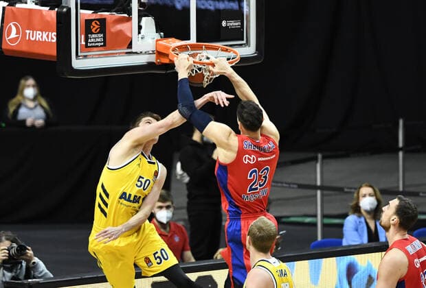 Basketball, Herren, Saison 2020 2021, EuroLeague (22. Spieltag), Alba Berlin - ZSKA Moskau, v.l. Ben Lammers (Alba Berlin), Tornike Shengelia (ZSKA Moskau), 27.01. 2021, Copyright: xSebastianxRäppoldx xMatthiasxKox