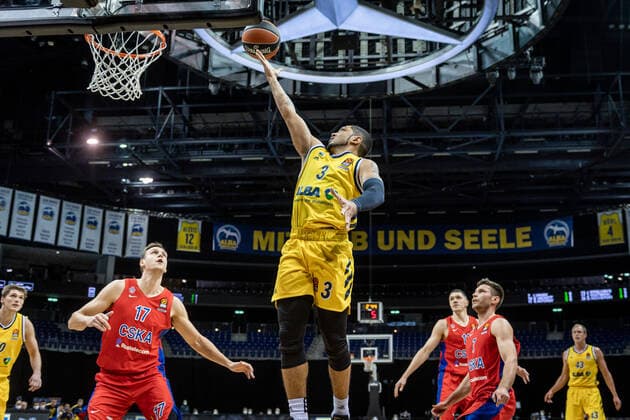 Basketball Berlin 27.01.2021 Saison 2020 2021 Euroleague Regualar Season Alba Berlin vs ZSKA Moskau Peyton Siva (Alba Berlin, No.03) Johannes Voigtmann (Moskau, No.17)