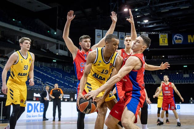 Basketball Berlin 27.01.2021 Saison 2020 2021 Euroleague Regualar Season Alba Berlin vs ZSKA Moskau Louis Olinde (Alba Berlin, No.19) Janis Strelnieks (Moskau, No.13)