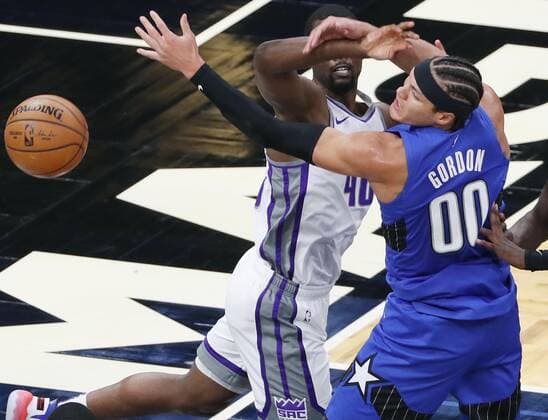 January 27, 2021, Orlando, Florida, USA: The Orlando Magic s Aaron Gordon (00) and the Sacramento Kings Harrison Barnes (40) battle for the ball during the first half at the Amway Center in Orlando, Florida, on Wednesday, Jan. 27, 2021. The Kings won, 121-107. Orlando USA - ZUMAm67_ 0111219846st Copyright: xStephenxM.xDowellx