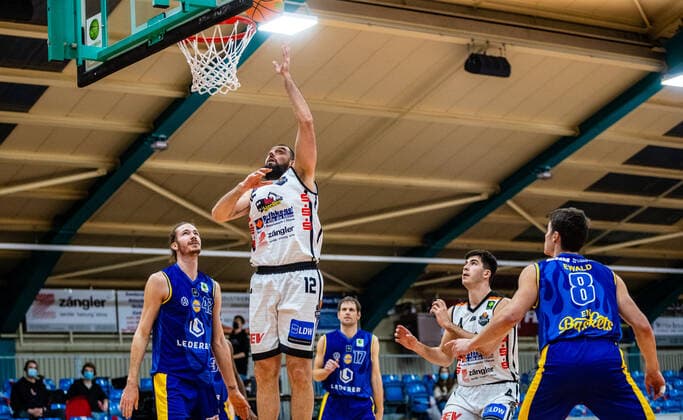 Djordje Pantelic ( 12 BSW Sixers) waehrend der Saison 2020-21 (Herren) in der Barmer Bundesliga ProB zwischen BSW Sixers und EN Baskets Schwelm in der Ballsporthalle Sandersdorf am 27. January 2021 in Sandersdorf, Sachsen Anhalt, Deutschland