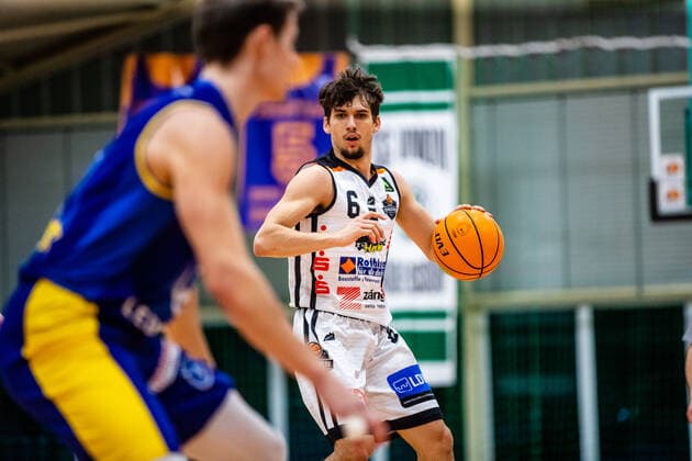 Ole Sievers ( 6 BSW Sixers) waehrend der Saison 2020-21 (Herren) in der Barmer Bundesliga ProB zwischen BSW Sixers und EN Baskets Schwelm in der Ballsporthalle Sandersdorf am 27. January 2021 in Sandersdorf, Sachsen Anhalt, Deutschland