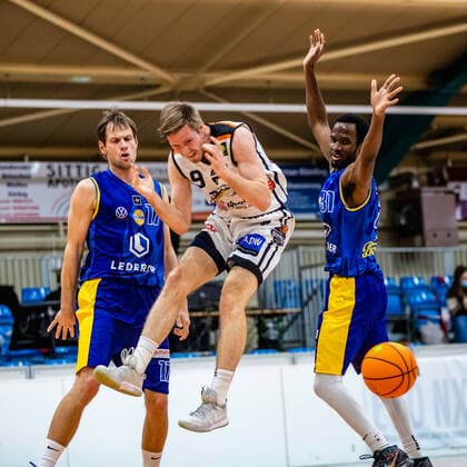 Sport Bilder des Tages Lucien Schmikale ( 9 BSW Sixers), Nikita Kharetchenkov ( 17 EN Baskets Schwelm), Montrael Scott ( 31 EN Baskets Schwelm) waehrend der Saison 2020-21 (Herren) in der Barmer Bundesliga ProB zwischen BSW Sixers und EN Baskets Schwelm in der Ballsporthalle Sandersdorf am 27. January 2021 in Sandersdorf, Sachsen Anhalt, Deutschland