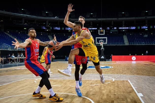 Basketball Berlin 27.01.2021 Saison 2020 2021 Euroleague Regular Season Alba Berlin vs ZSKA Moskau Maodo Lo (Alba Berlin, No.00) Johannes Voigtmann (Moskau, No.17) Joel Bolomboy (Moskau, No.03)