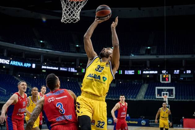 Basketball Berlin 27.01.2021 Saison 2020 2021 Euroleague Regular Season Alba Berlin vs ZSKA Moskau Johannes Thiemann (Alba Berlin, No.32) Joel Bolomboy (Moskau, No.03)