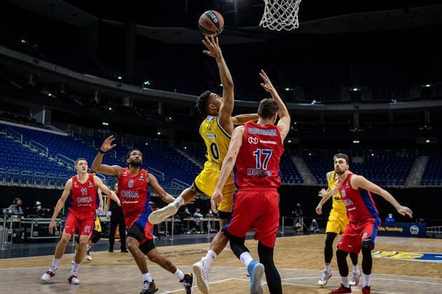 Basketball Berlin 27.01.2021 Saison 2020 2021 Euroleague Regular Season Alba Berlin vs ZSKA Moskau Maodo Lo (Alba Berlin, No.00) Johannes Voigtmann (Moskau, No.17)