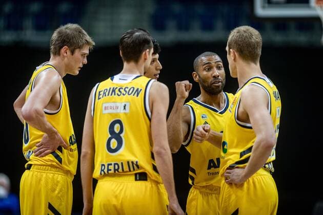 Basketball Berlin 27.01.2021 Saison 2020 2021 Euroleague Regular Season Alba Berlin vs ZSKA Moskau Jayson Granger (Alba Berlin, No.33) Luke Sikma (Alba Berlin, No.43) re. Simone Fontecchio (Alba Berlin, No.20) hi. Marcus Eriksson (Alba Berlin, No.08) Ben Lammers (Alba Berlin, No.50) li.
