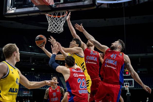 Basketball Berlin 27.01.2021 Saison 2020 2021 Euroleague Regular Season Alba Berlin vs ZSKA Moskau Simone Fontecchio (Alba Berlin, No.20) Tornike Shengelia (Moskau, No.23) Nikola Milutinov (Moskau, No.33) Nikita Kurbanov (Moskau, No.41) Daniel Hackett (Moskau, No.10) Luke Sikma (Alba Berlin, No.43) li.