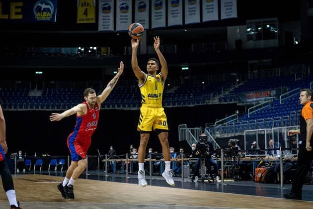 Basketball Berlin 27.01.2021 Saison 2020 2021 Euroleague Regular Season Alba Berlin vs ZSKA Moskau Maodo Lo (Alba Berlin, No.00) Janis Strelnieks (Moskau, No.13)