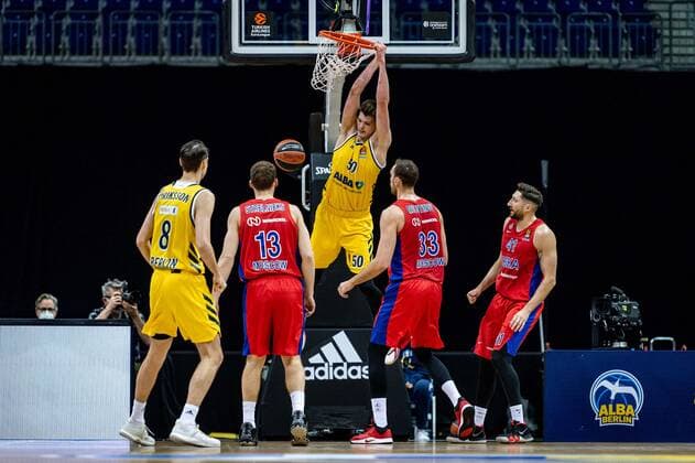 Basketball Berlin 27.01.2021 Saison 2020 2021 Euroleague Regular Season Alba Berlin vs ZSKA Moskau Ben Lammers (Alba Berlin, No.50) Nikola Milutinov (Moskau, No.33) Janis Strelnieks (Moskau, No.13) Nikita Kurbanov (Moskau, No.41) Marcus Eriksson (Alba Berlin, No.08)