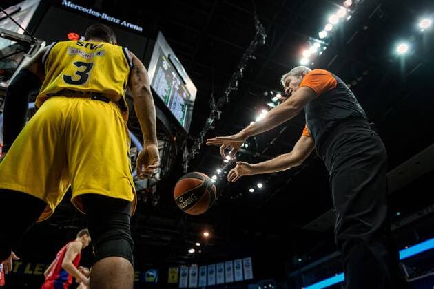 Basketball Berlin 27.01.2021 Saison 2020 2021 Euroleague Regular Season Alba Berlin vs ZSKA Moskau Schiedsrichter Luigi Lamonica re. Peyton Siva (Alba Berlin, No.03)