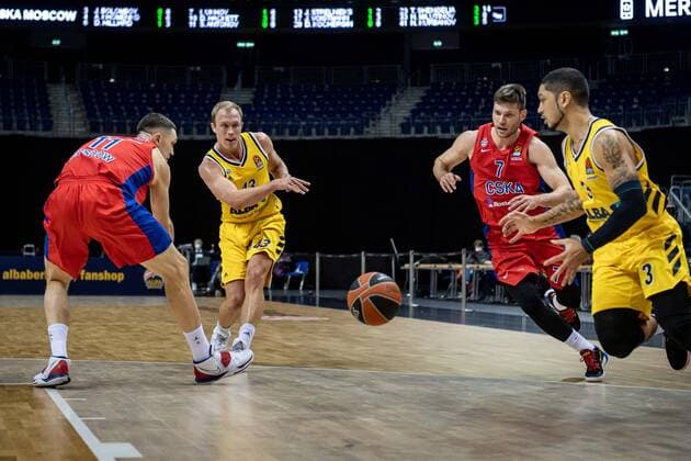 Basketball Berlin 27.01.2021 Saison 2020 2021 Euroleague Regular Season Alba Berlin vs ZSKA Moskau Luke Sikma (Alba Berlin, No.43) passt auf Peyton Siva (Alba Berlin, No.03) Ivan Ukhov (Moskau, No.07) Semen Antonov (Moskau, No.11)