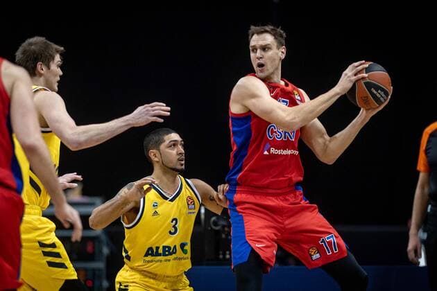 Basketball Berlin 27.01.2021 Saison 2020 2021 Euroleague Regular Season Alba Berlin vs ZSKA Moskau Johannes Voigtmann (Moskau, No.17) Peyton Siva (Alba Berlin, No.03)