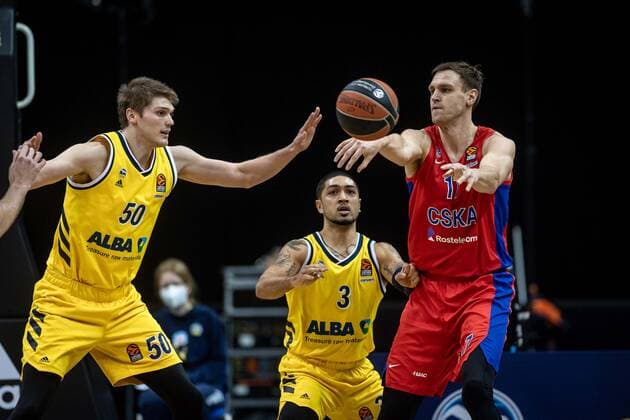 Basketball Berlin 27.01.2021 Saison 2020 2021 Euroleague Regular Season Alba Berlin vs ZSKA Moskau Johannes Voigtmann (Moskau, No.17) Peyton Siva (Alba Berlin, No.03)
