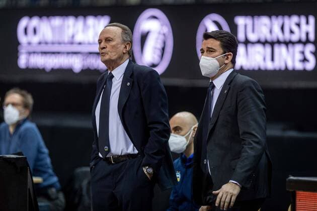 Basketball Berlin 27.01.2021 Saison 2020 2021 Euroleague Regular Season Alba Berlin vs ZSKA Moskau Aito Garcia Reneses (Alba Berlin, Trainer) li. Israel Gonzalez (Alba Berlin, Assistenztrainer)