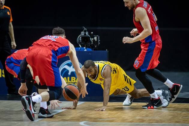 Basketball Berlin 27.01.2021 Saison 2020 2021 Euroleague Regular Season Alba Berlin vs ZSKA Moskau Jayson Granger (Alba Berlin, No.33) Tornike Shengelia (Moskau, No.23) li.