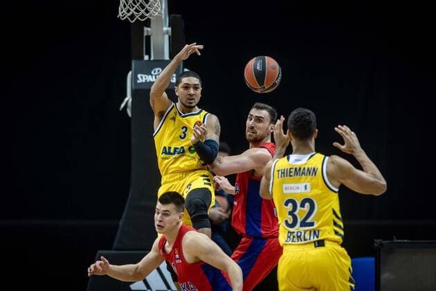 Basketball Berlin 27.01.2021 Saison 2020 2021 Euroleague Regular Season Alba Berlin vs ZSKA Moskau Peyton Siva (Alba Berlin, No.03) Johannes Thiemann (Alba Berlin, No.32) Nikola Milutinov (Moskau, No.33)