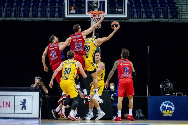Basketball Berlin 27.01.2021 Saison 2020 2021 Euroleague Regular Season Alba Berlin vs ZSKA Moskau Simone Fontecchio (Alba Berlin, No.20) Nikola Milutinov (Moskau, No.33) Nikita Kurbanov (Moskau, No.41) Daniel Hackett (Moskau, No.10) Ben Lammers (Alba Berlin, No.50) Luke Sikma (Alba Berlin, No.43)
