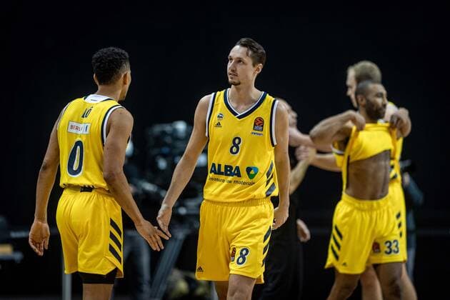 Basketball Berlin 27.01.2021 Saison 2020 2021 Euroleague Regular Season Alba Berlin vs ZSKA Moskau Marcus Eriksson (Alba Berlin, No.08) Maodo Lo (Alba Berlin, No.00) niedergeschlagen