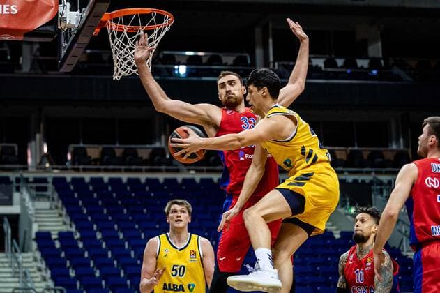 Basketball Berlin 27.01.2021 Saison 2020 2021 Euroleague Regular Season Alba Berlin vs ZSKA Moskau Simone Fontecchio (Alba Berlin, No.20) Nikola Milutinov (Moskau, No.33) Ben Lammers (Alba Berlin, No.50)