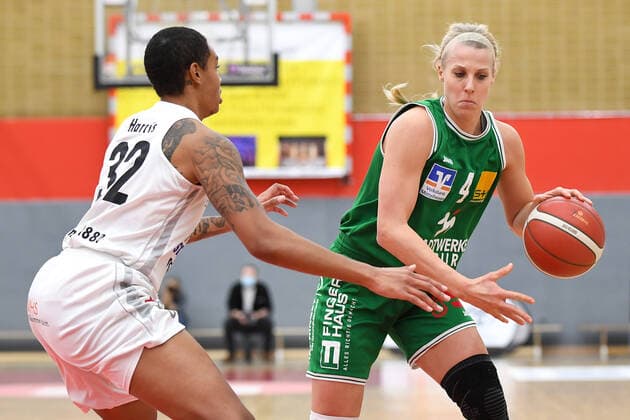 Basketball Damen 1. Bundesliga 11. Spieltag Herner TC - BC Pharmaserv Marburg am 27.01.2021 in der H2K Arena in Herne Aerianna Nicole Harris ( Herne ), links - Marie Bertholdt ( Marburg ), rechts