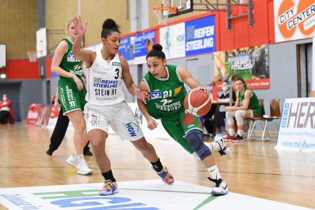 Basketball Damen 1. Bundesliga 11. Spieltag Herner TC - BC Pharmaserv Marburg am 27.01.2021 in der H2K Arena in Herne Loryn Goodwin ( Herne ), links - Rachel Mamie Arthur ( Marburg ), rechts