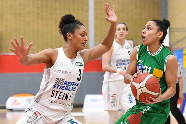 Basketball Damen 1. Bundesliga 11. Spieltag Herner TC - BC Pharmaserv Marburg am 27.01.2021 in der H2K Arena in Herne Loryn Goodwin ( Herne ), links - Rachel Mamie Arthur ( Marburg ), rechts