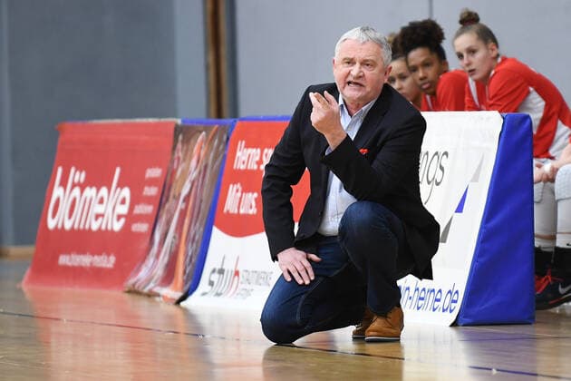 Basketball Damen 1. Bundesliga 11. Spieltag Herner TC - BC Pharmaserv Marburg am 27.01.2021 in der H2K Arena in Herne Marek Piotrowski ( Trainer Cheftrainer Herne )